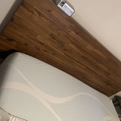 Tempurpedic King Size Bed With Bed frame And Remote