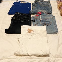 $3 Each Piece Clothes $3 Each . 3 Pieces Minimum Small And Medium Sizes. For Women Or Teen. Top, Jeans, Jacket, Bag Tote, Sports Bra, Hoodie, Shirts.