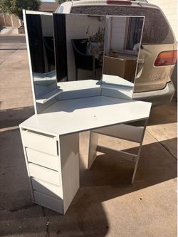 Corner vanity