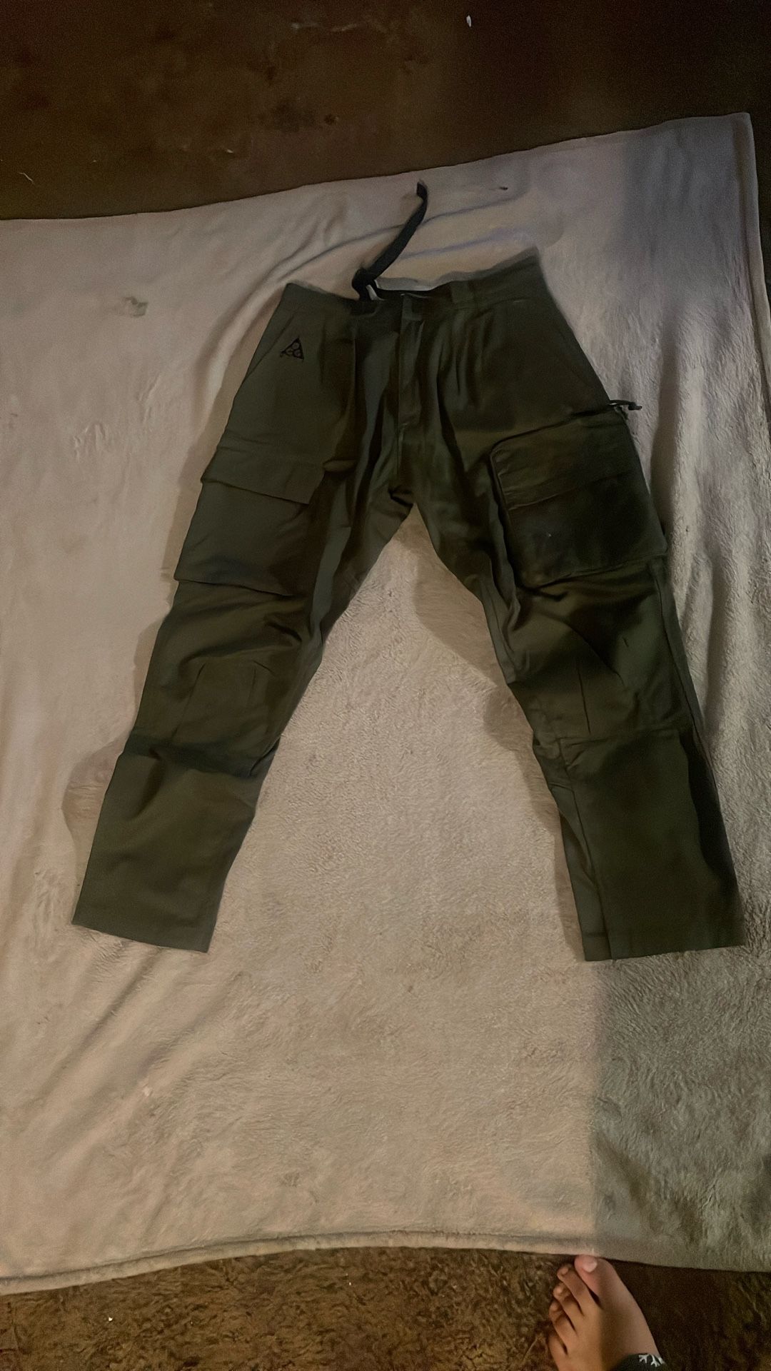 (MEDIUM) nike acg men’s utility cargo pants olive green