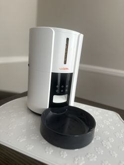 Automatic cat feeder