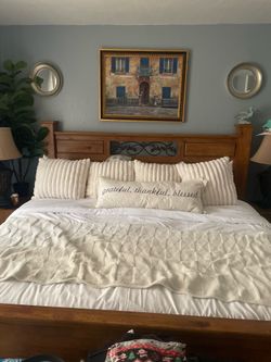 Bedroom set she come with mattress $300