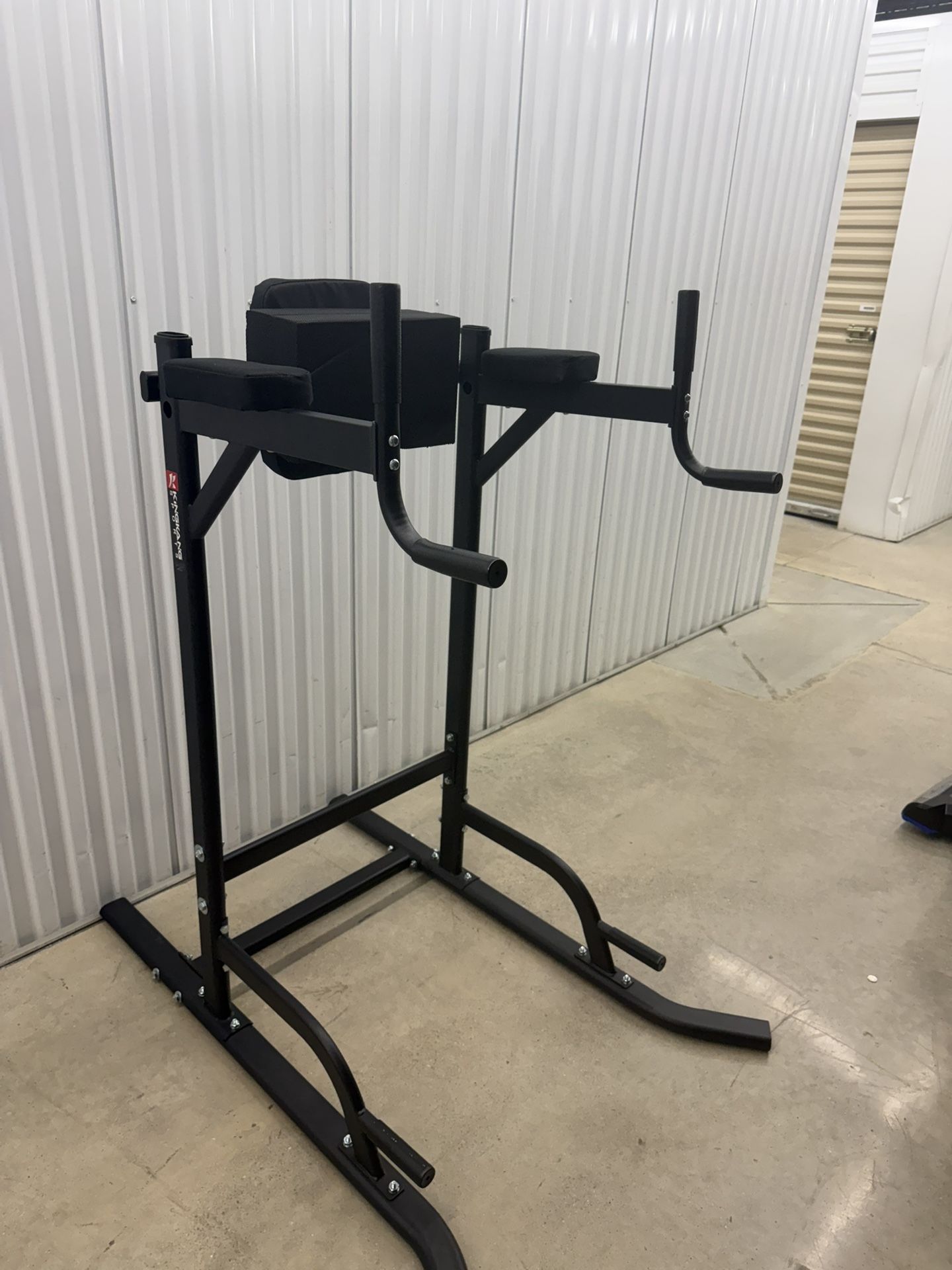 Leg Raise / Dip Equipment