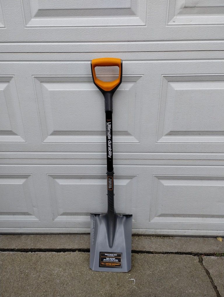 Fiskars PRO Shovel, Transfer, 42 Inch, Silver