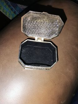 This item is a vintage  octagonal silver-tone metal jewelry trinket box featuring a velvet lining.