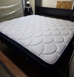 Dreamcloud premier king mattress, Like New Condition