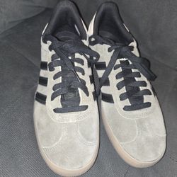 Adidas Size 8 Brand New $ 35