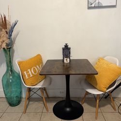 Space Saving Tulip Dining Table - Like New