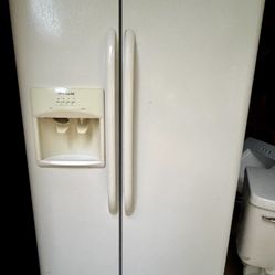 Frigidaire Refrigerator (White)