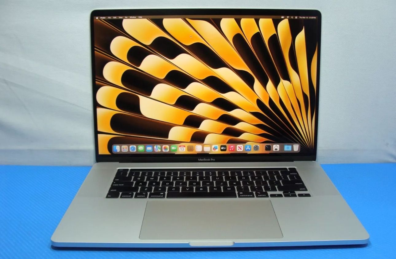 MacBook Pro 15” Touchbar Like new 16GB 500GB Adobe suite Office 2020 Warranty