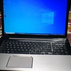 Toshiba Satellite Laptop 17.3" i7, 16GB, 250GB SSD Windows 10 
