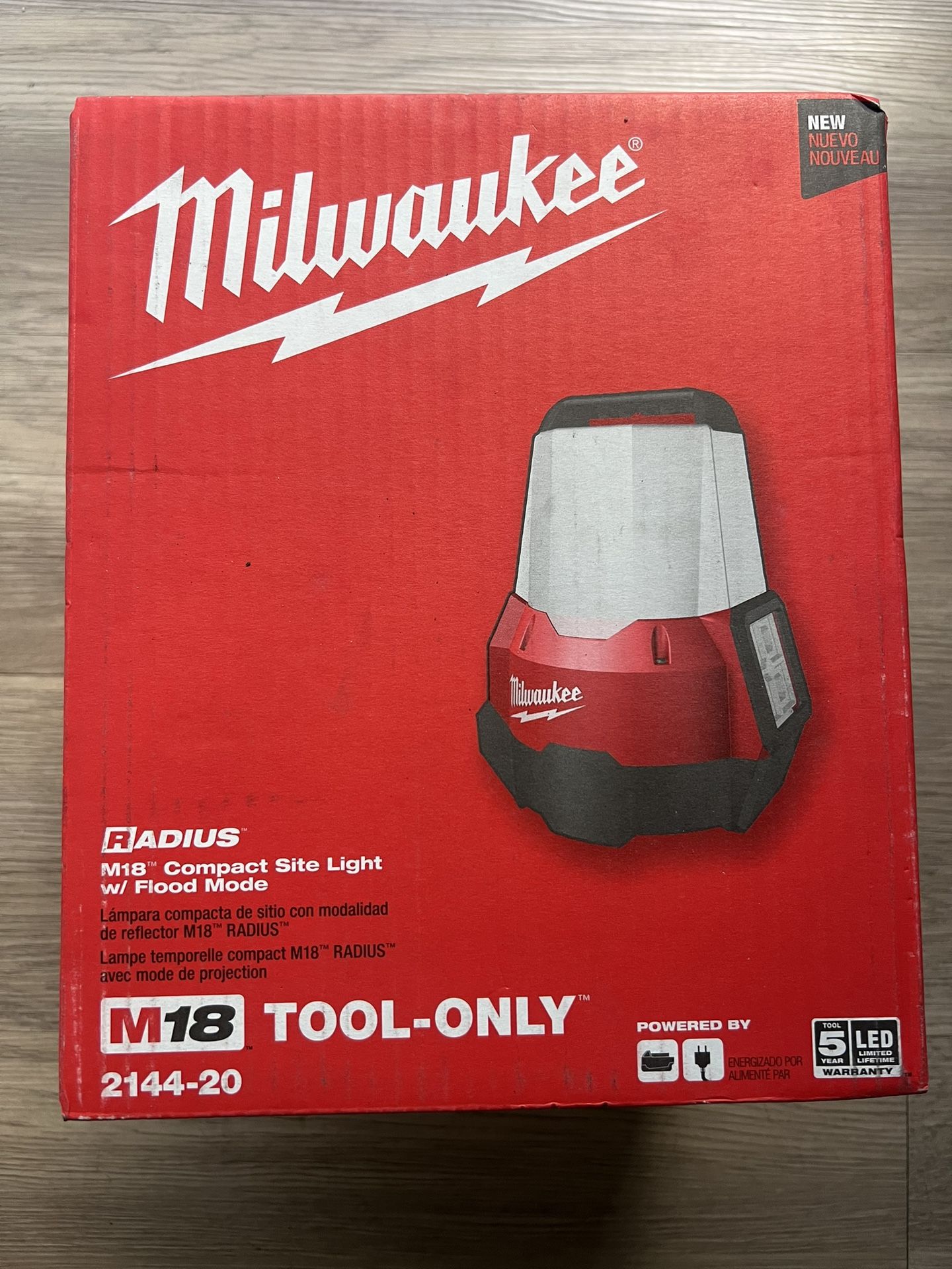 Milwaukee M18 18-Volt 2200 Lumens Cordless Radius LED Compact Site Light with Flood Mode (Tool-Only