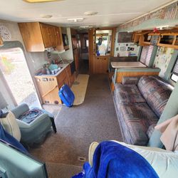 1998 Ford Gulfstream 34 Foot Gas Motorhome  With 1 Large Slide