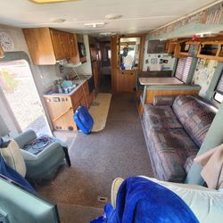 1998 Ford Gulfstream 34 Foot Gas Motorhome  With 1 Large Slide