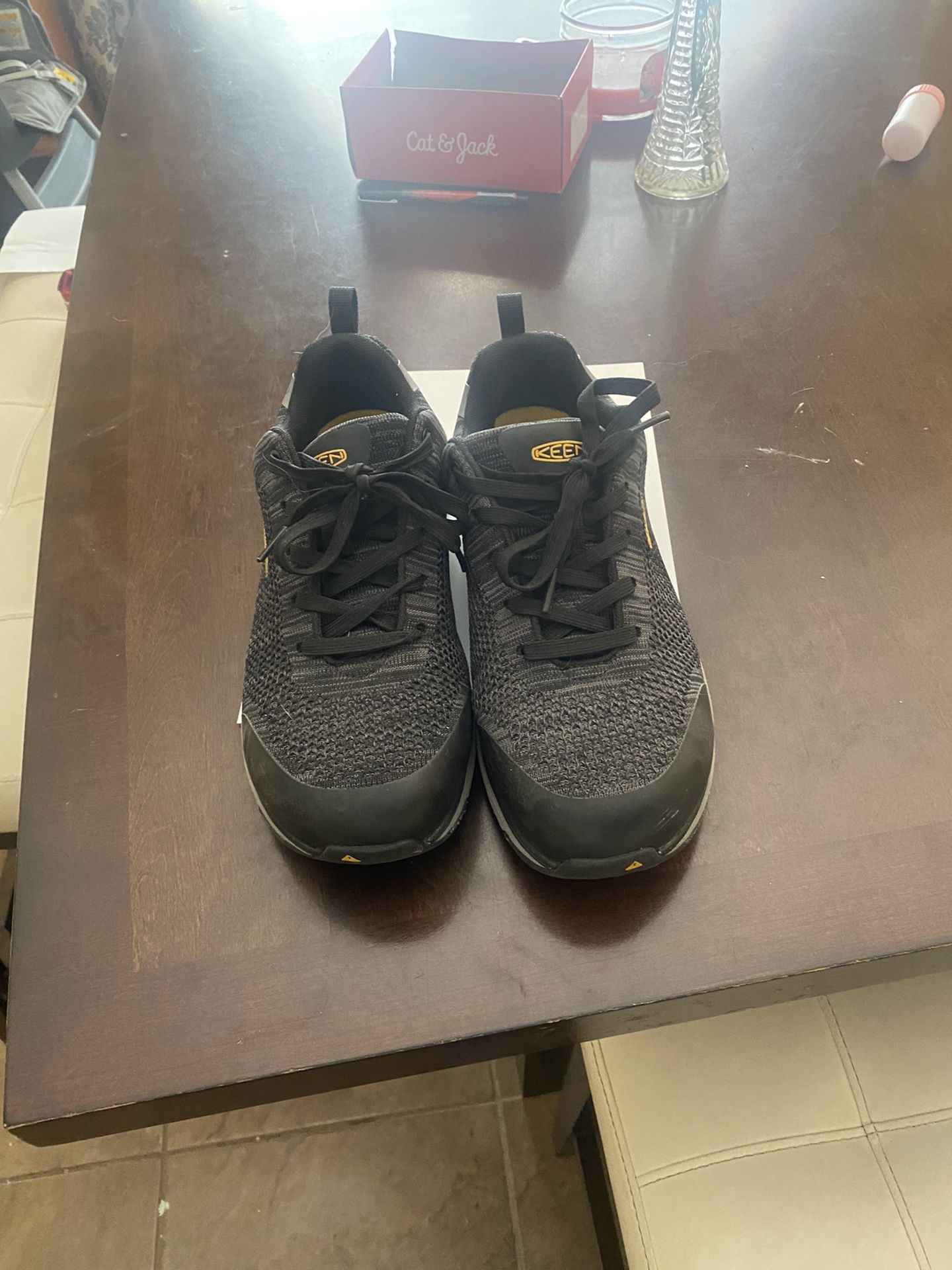 Mens Keen Shoes Size 8.5