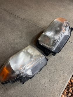 2017 Toyota Tundra OEM Headlights – Pair with Bulbs