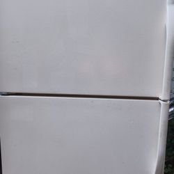 Refrigerator Top Freezer Like New 👍 4 Months Warranty 