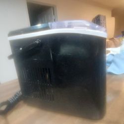 Ice Maker 🧊  It's Used But It's Clean And There Are No Tax