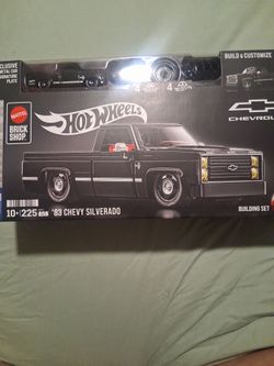 Hotwheels "Mattel Brick Shop " 84 Chevy Silverafo :