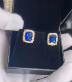 Blue sapphire stud earring