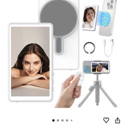 Magnetic selfie screen