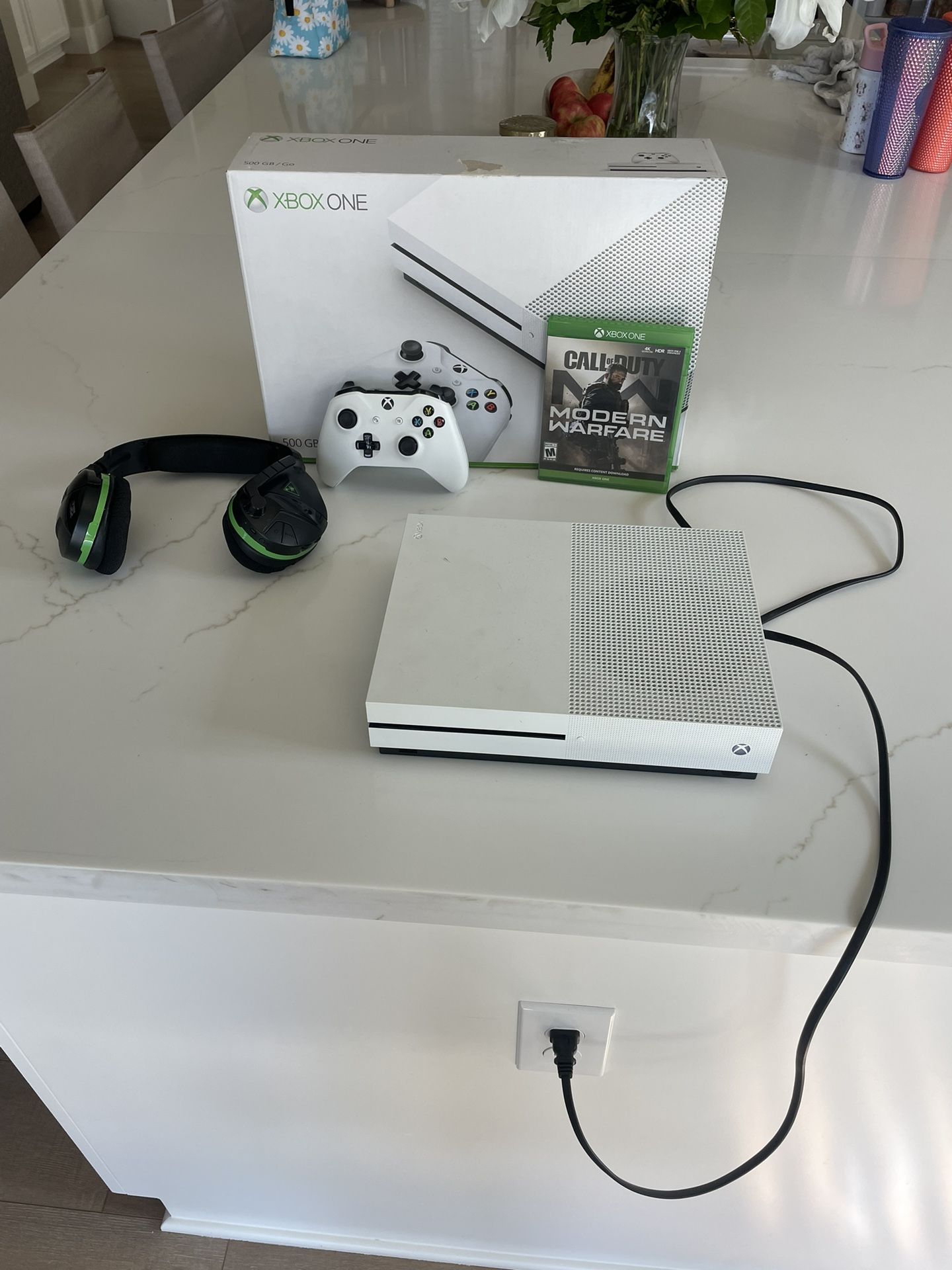 X Box One (500gb), Turtle Beach Headset, Controller, Modern Warfare Game