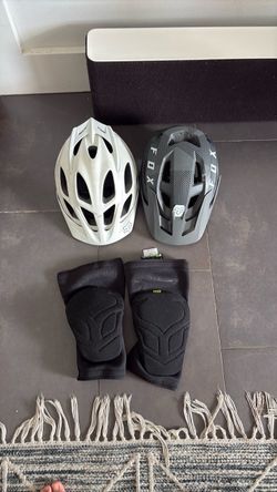 Fox MTB Helmets and Knee Pads Bundle
