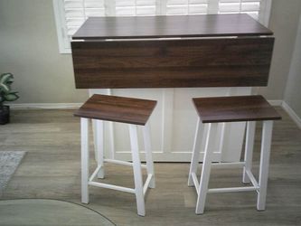 NEW CONDITION WHITE & BROWN KITCHEN ISLANE WITH 2 BAR STOOLS