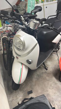 Bintelli Breeze 50cc Scooter – White – Runs Great