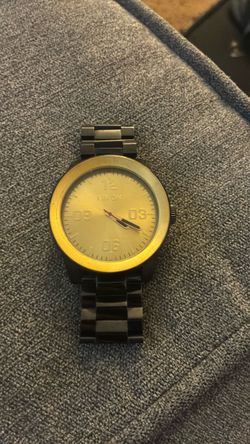 Nixon watch work great has a new battery