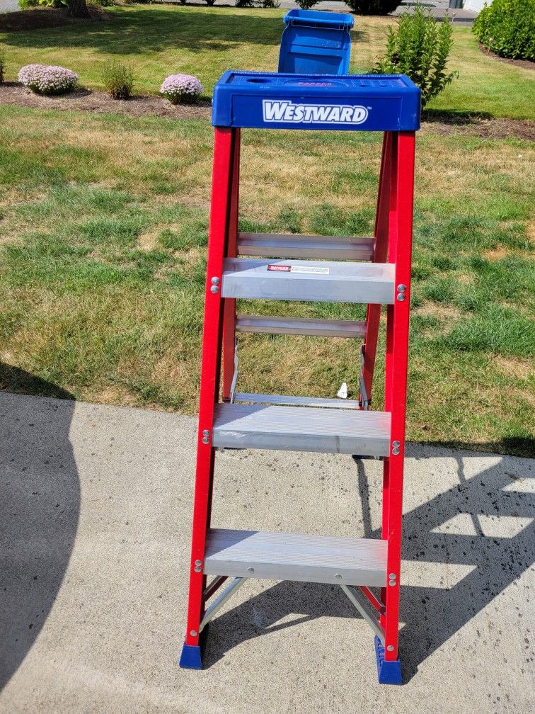4 Foot Fiberglass Ladder