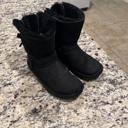 Used UGG, Color Black, Size 5