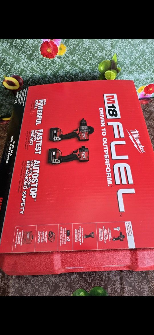 Milwaukee
M18 FUEL 18V Lithium-Ion Brushless Cordless Hammer Drill and Impact Driver Combo Kit (2-Tool) with 2 Batteries