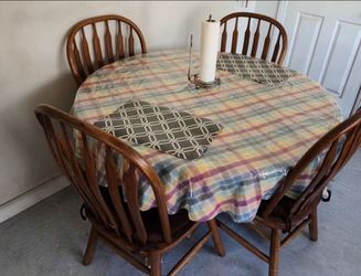 Wooden heavy round table with 4 chairs