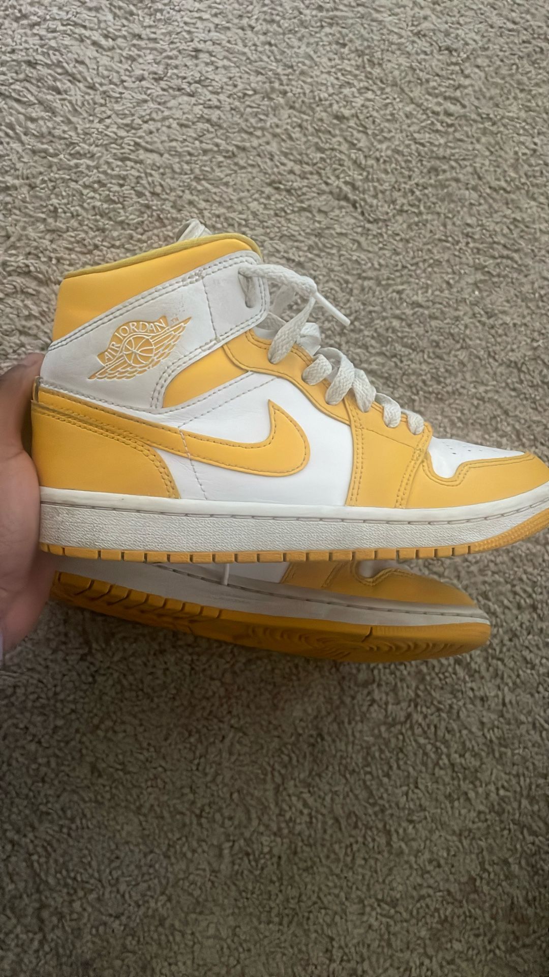 WMNS JORDAN 1 MID 'UNIVERSITY GOLD'