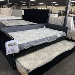 Black Velvet Daybed. 🚚WE DELIVER🚚