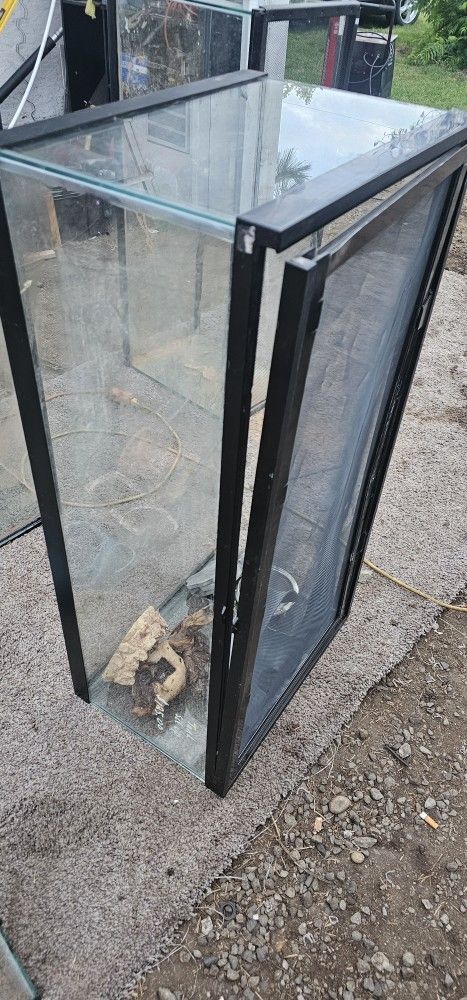 Aquarium/reptile Tanks And Decor