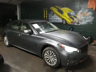 2016 Infiniti Q70L (need bodywork)