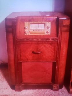 1940'S SEARS RADIO WITH TURN TABLE