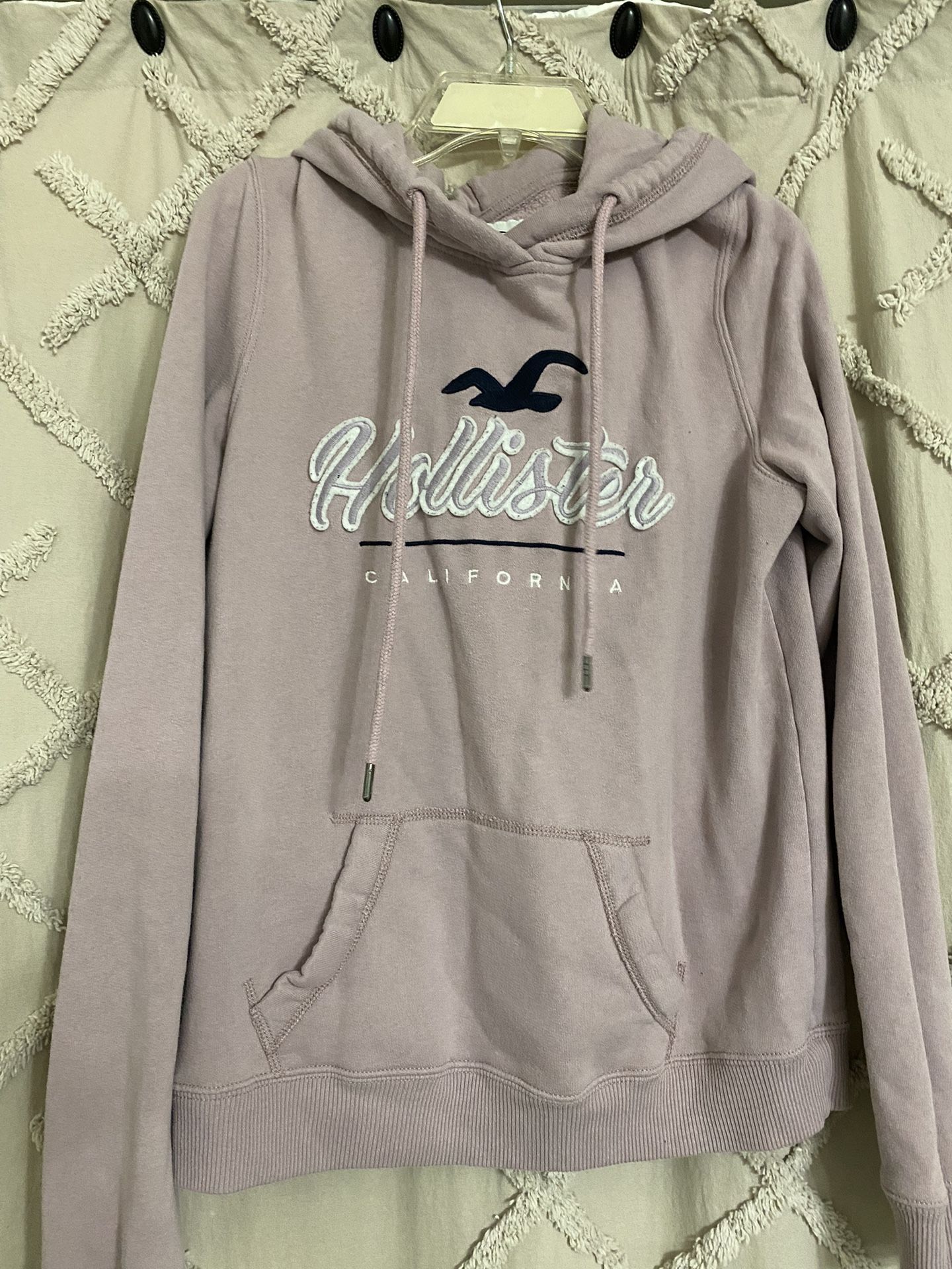 USED HOLLISTER HOODIES FOR WOMEN .SIZE MEDIUM…$20 DLLS For BOTH  …FIRM /NO DELIVERY 