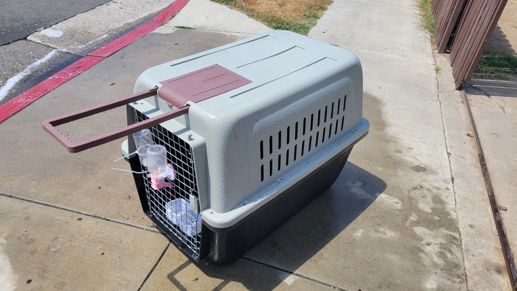 Large Dog Plastic Kennel With Telecoptic Handle Mechanism