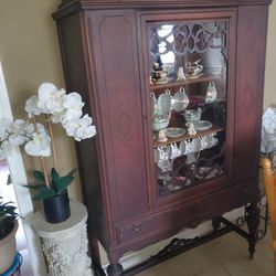 Antique Hutch/china Beautiful Display.  Delivery Available! NICE GIFT IDEA!
