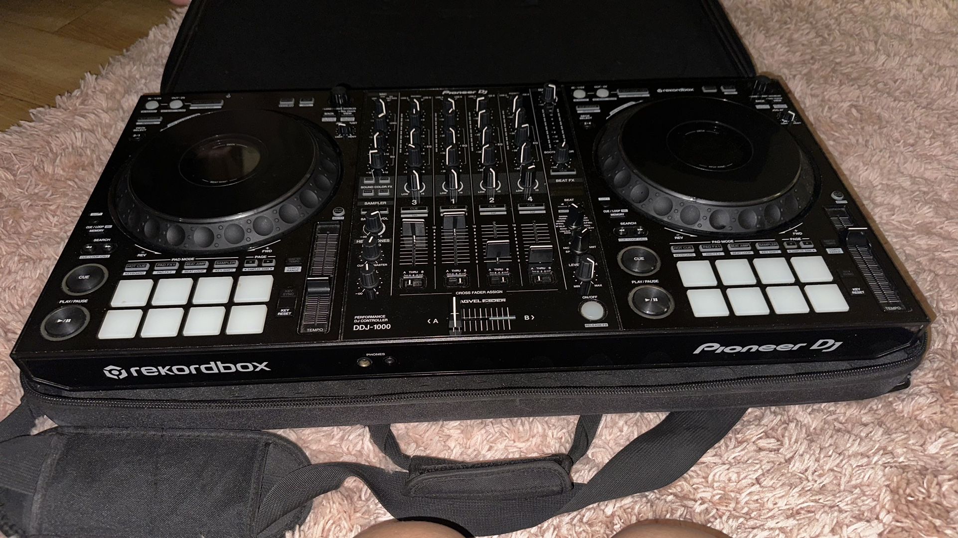 DJ controller from Pioneer DJ, model DDJ-1000. ๐ถ๐ง