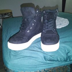 Womans Black Boot Style Sneakers 61/2