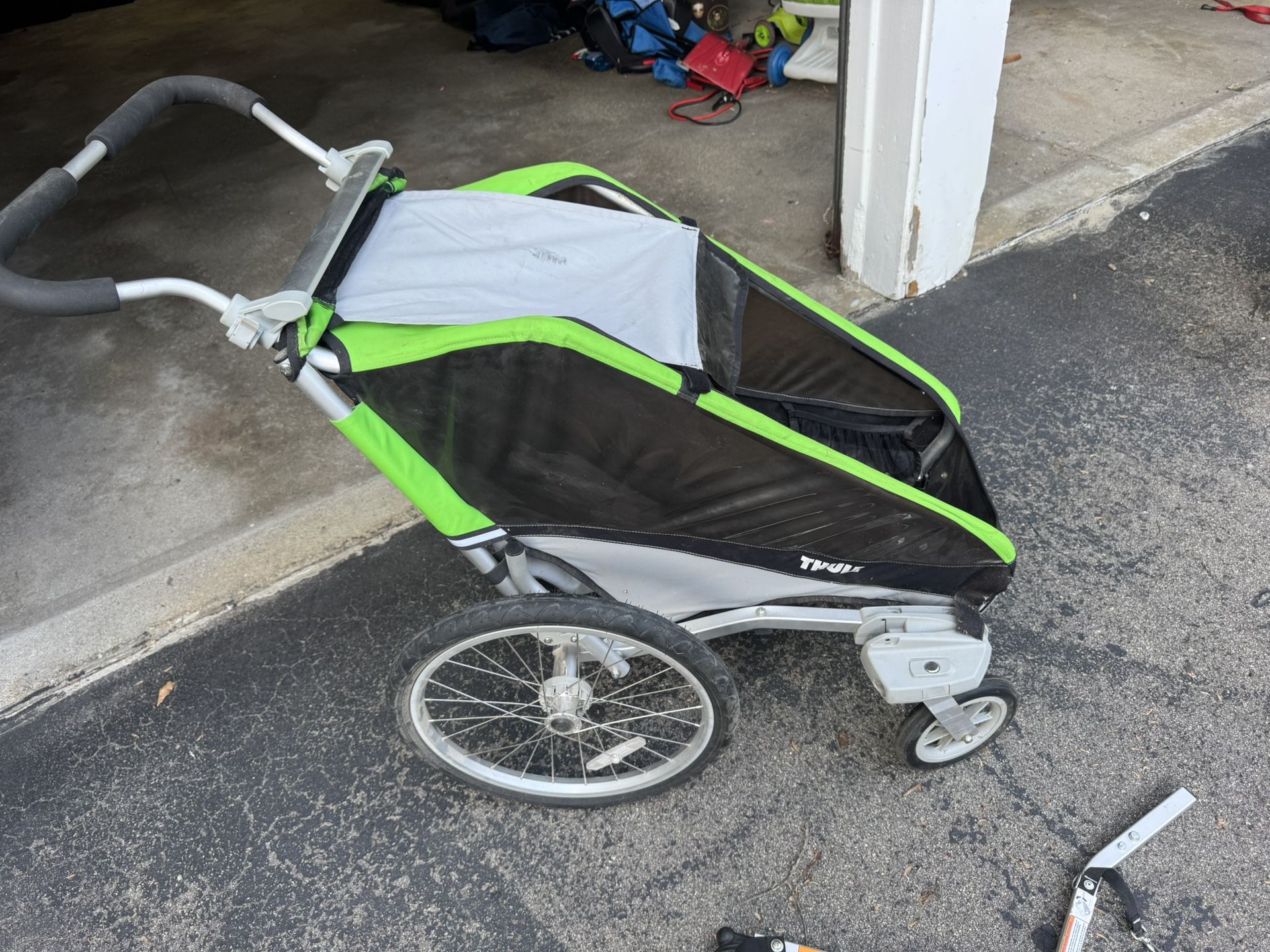Thule jogging stroller with bicycle attachment Kit
