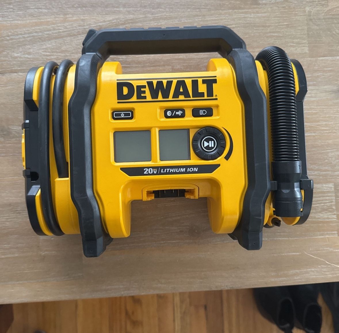 DeWalt 20V MAX CORDED/CORDLESS AIR INFLATOR, TOOL ONLY