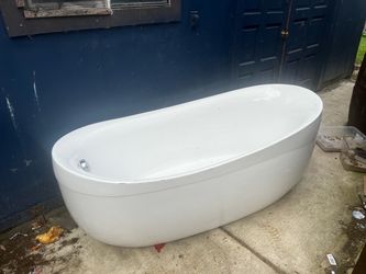 66” Oval Freestanding Fiberglass Bathtub in excellent like-new condition