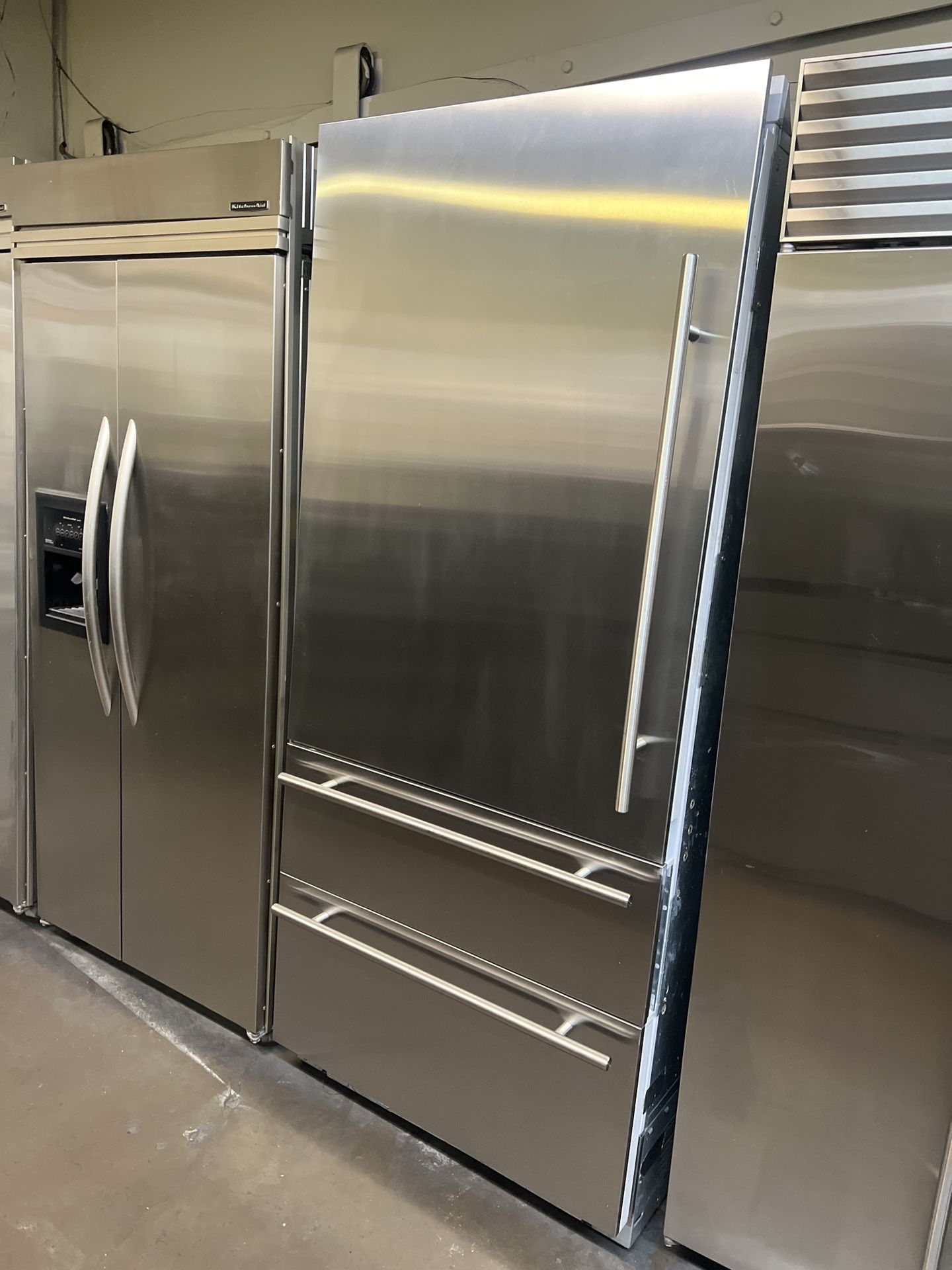 VIKING 36”WIDE BUILT IN STAINLESS STEEL BOTTOM FREEZER WITH INTERNAL WATER/ICE