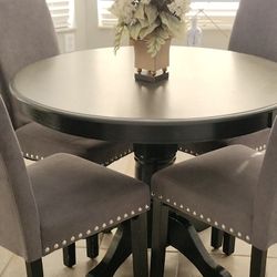 Dining Room Table And Chairs 