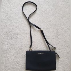 ***Michael Kors Black Jet Set Convertible Crossbody Clutch***